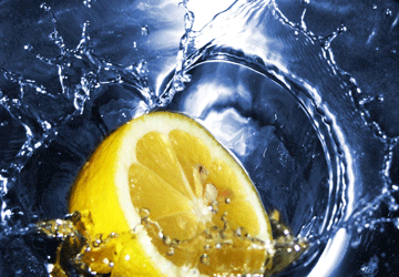 Benefici acqua e limone al mattino